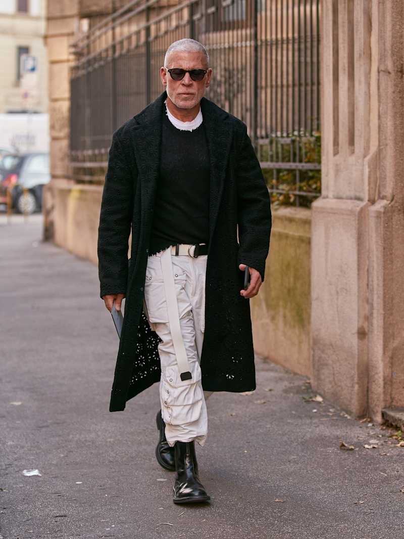 Mann trägt Cargohose als Teil des Modern Utility Styles