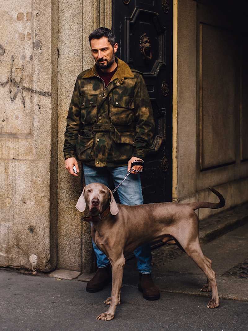 Mann trägt modernes Field Jacket mit Camouflage Muster zur Blue Jeans