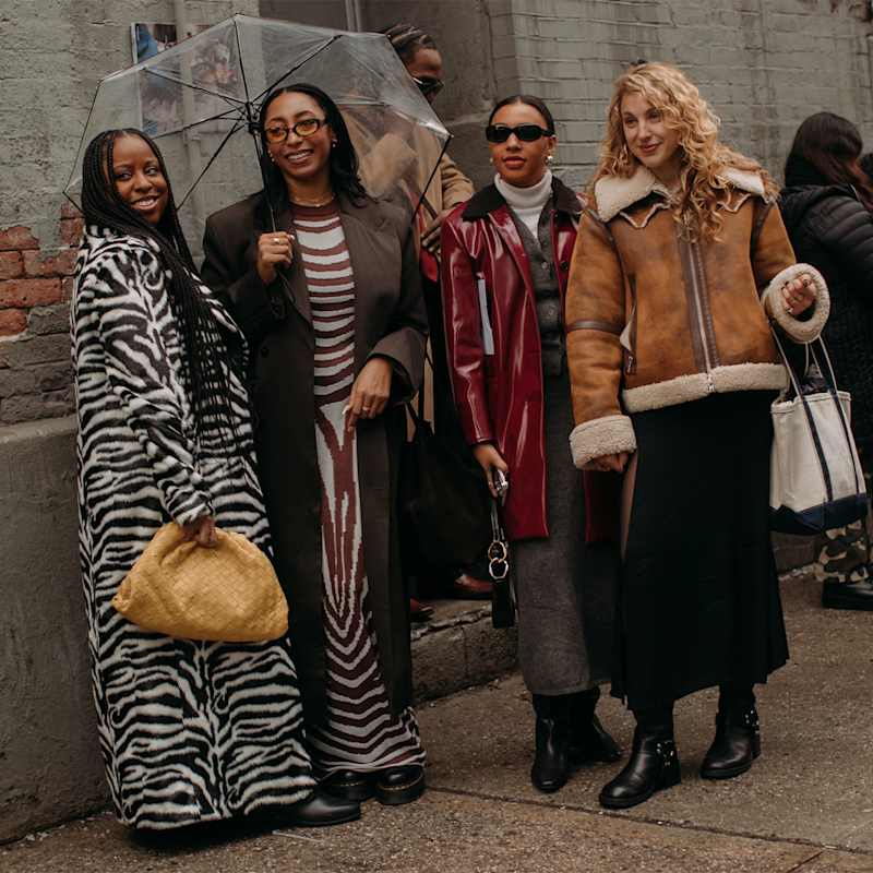 Frauen tragen die neusten Schuhtrends im Frühjahr/Sommer 2025