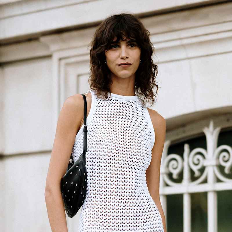 Brünette Frau trägt lockigen Long Bob mit Pony