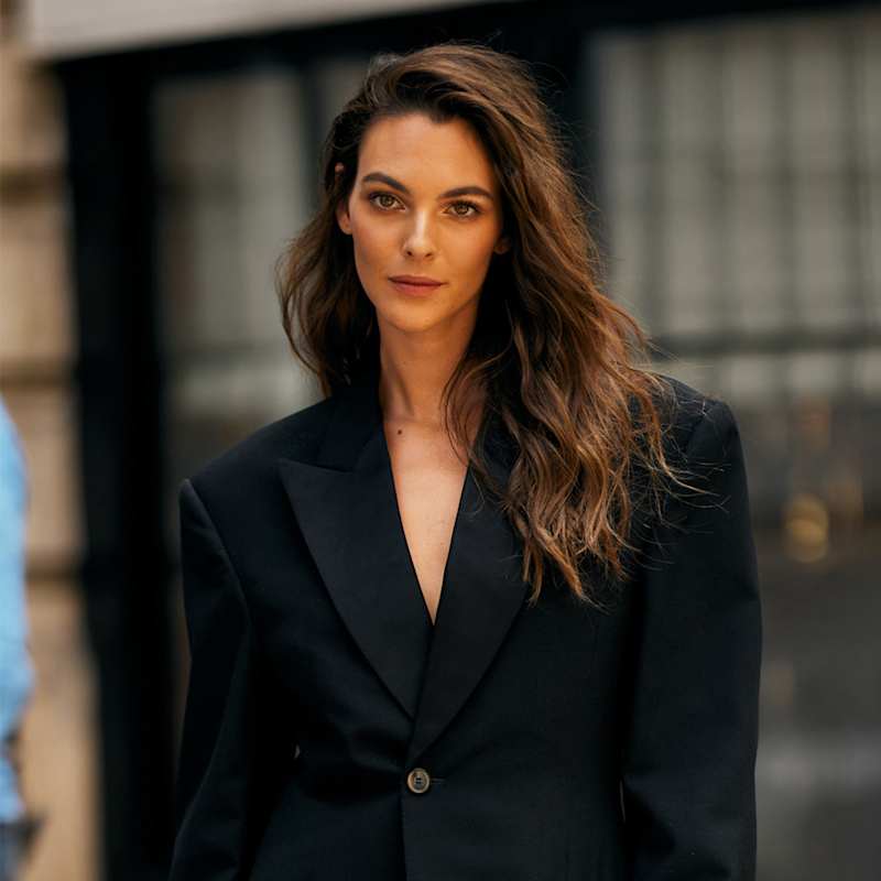 Brünette Frau mit welligen Haaren und einer softer Balayage