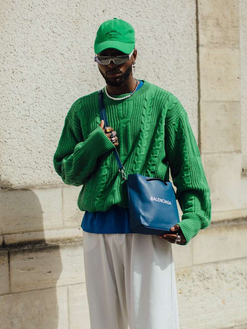 Mann in grünem Strickpullover