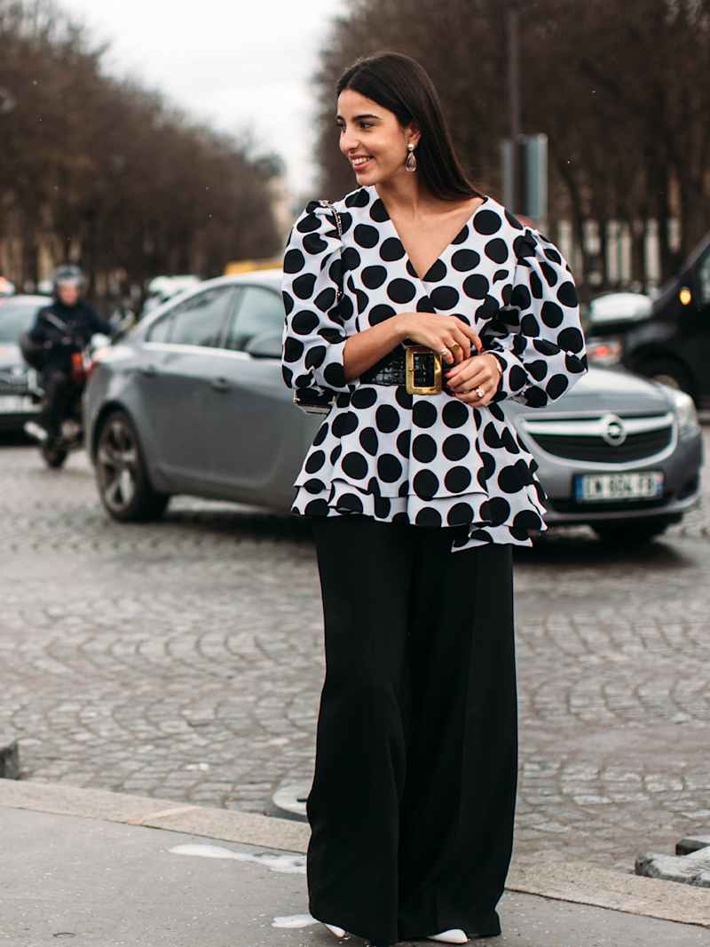 Frau trägt eine Bluse mit großflächigem Polka Dots Muster 