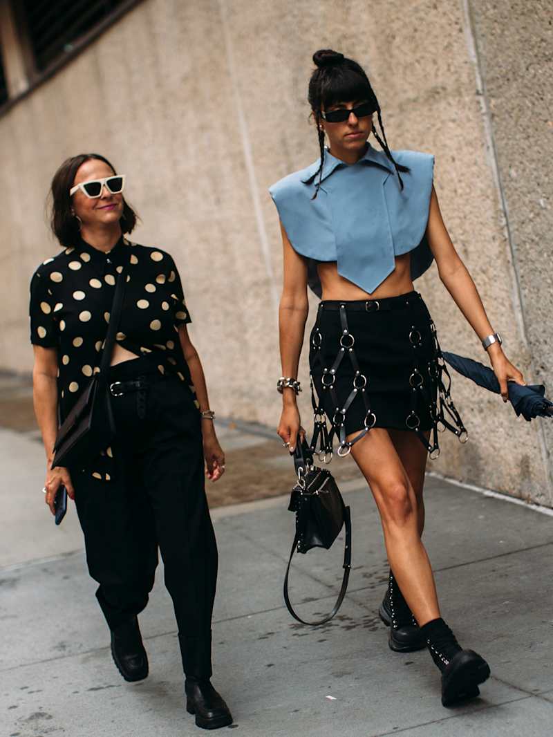 Zwei Frauen im Streetstyle-Looks, eine trägt eine schwarze Bluse mit Üunktchenmuster 