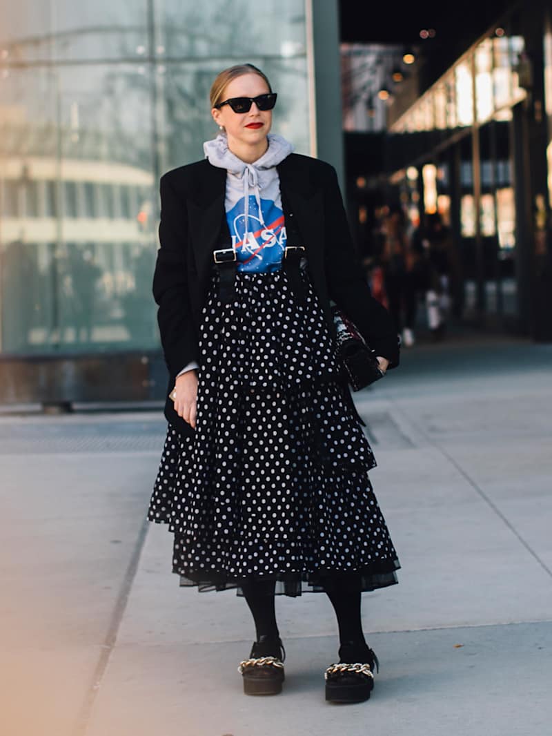 Frau trägt einen schwarz-weißen Rock mit Pünktchenmuster
