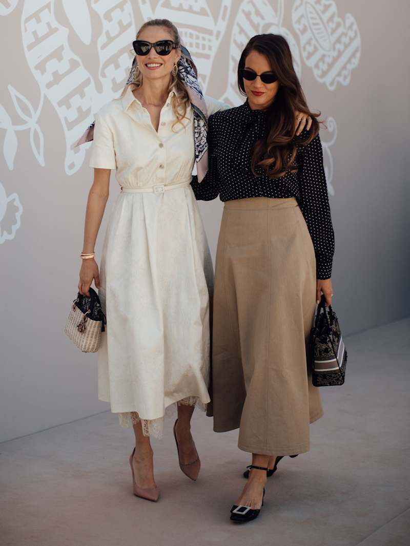 Zwei Frauen tragen elegante Polka-Dot-Outfits 