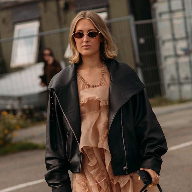 Dunkelblonde Frau trägt mittellangen Blunt Bob