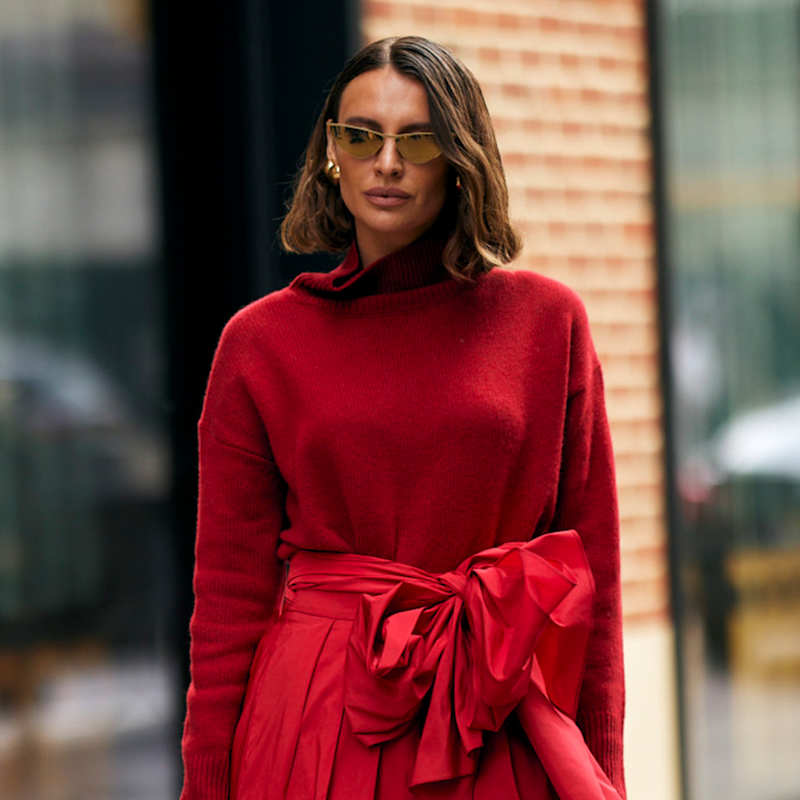 Dunkelblonde Frau mit gewelltem Blunt Bob