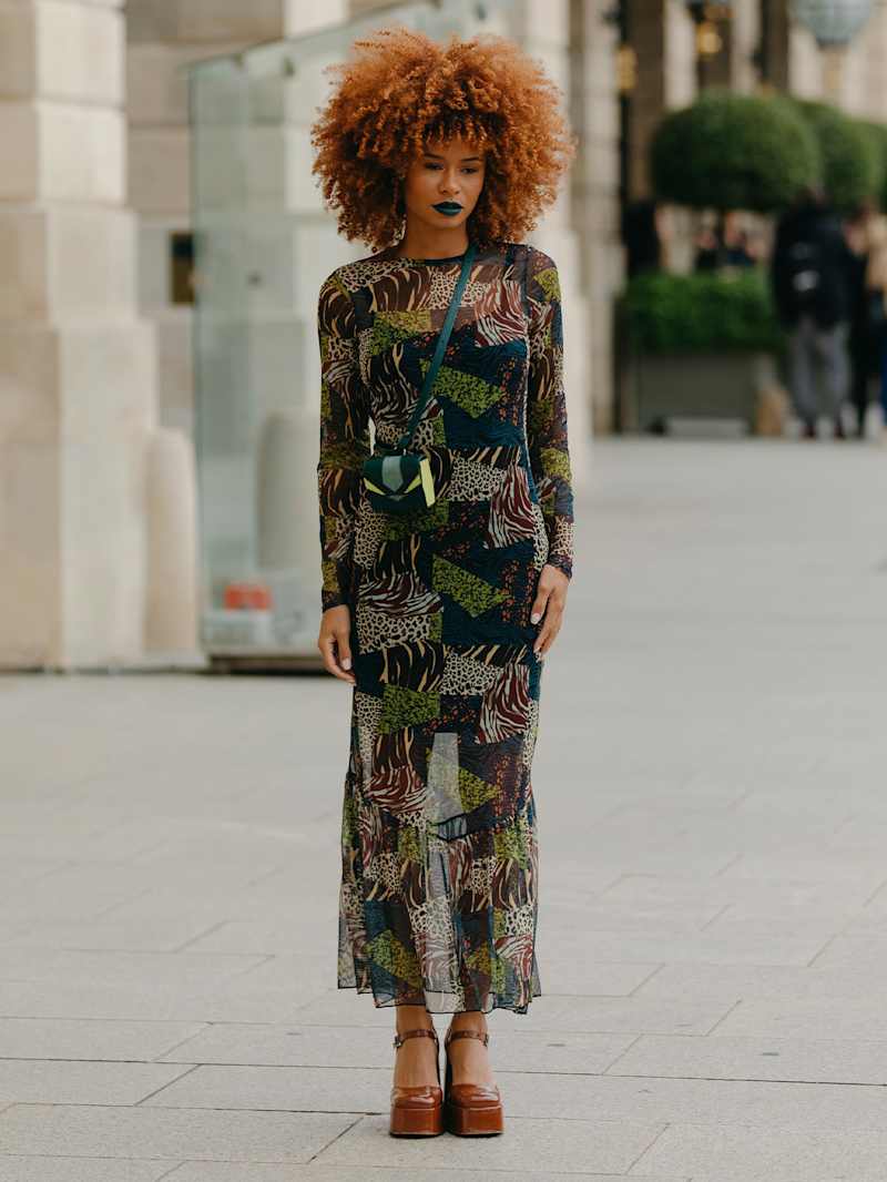 Frau trägt ein Mesh-Kleid mit Muster