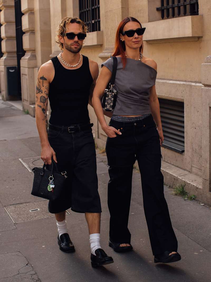 Mann und Frau tragen den Y2K Look