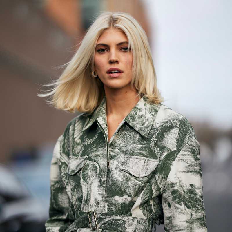 Blonde Frau trägt einen Sleek-Long-Bob mit Mittelscheitel