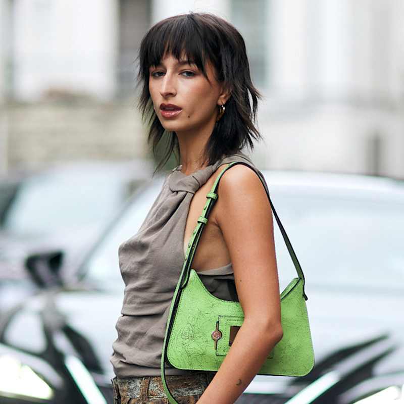 Brünette Frau trägt Shaggy Bob mit fransigem Pony