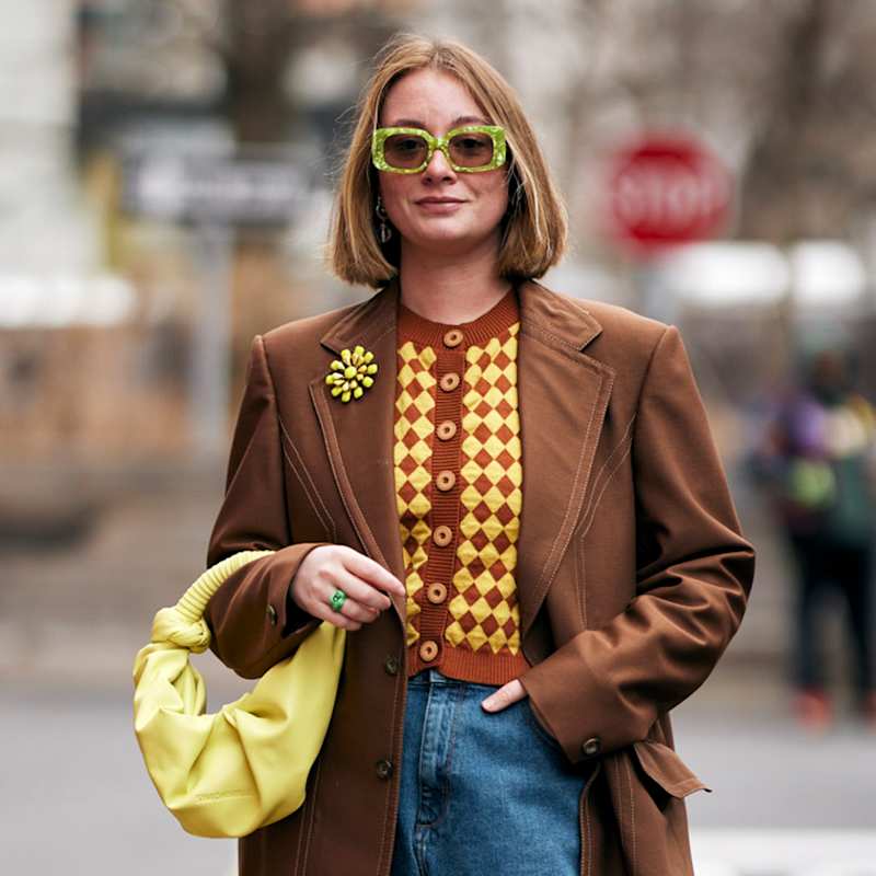 Frau mit erdbeerblondem, glatten Haar und Blunt Bob