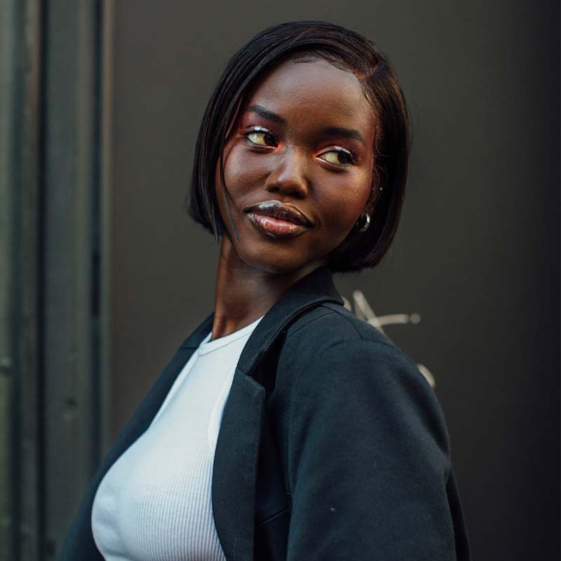 Brünette Frau trägt Short Bob im Sleek-Look