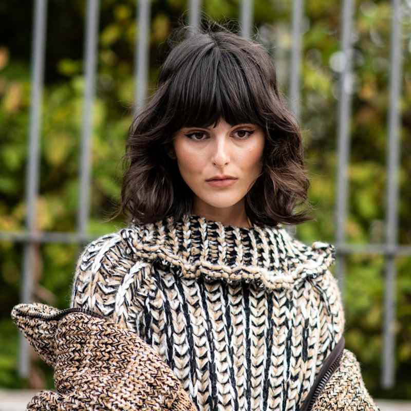 Brünette Frau trägt welligen Long Bob mit Pony