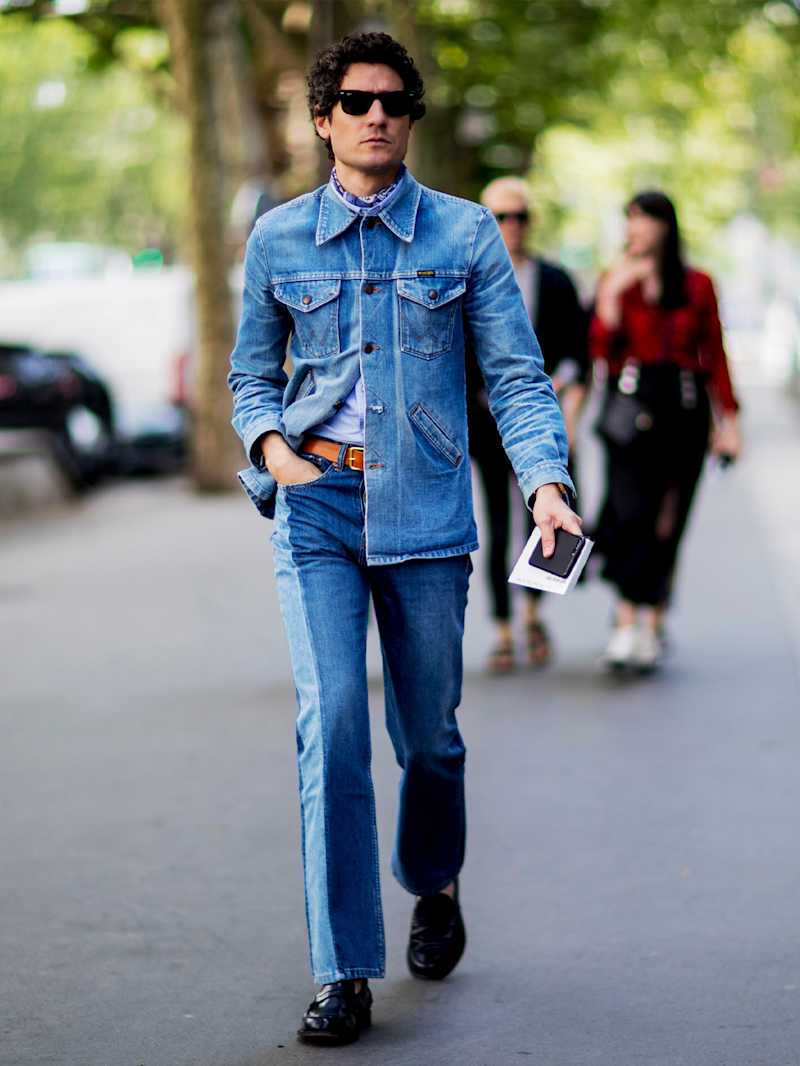 Mann trägt einen Allover-Denim-Look