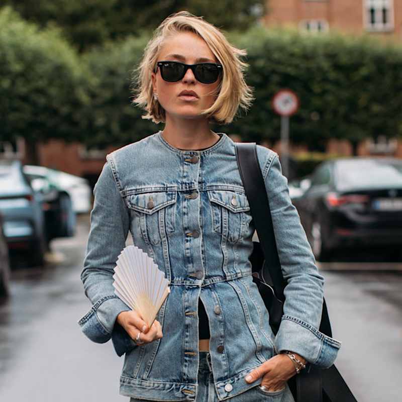 Blonde Frau trägt kurzen Blunt Bob mit Seitenscheitel