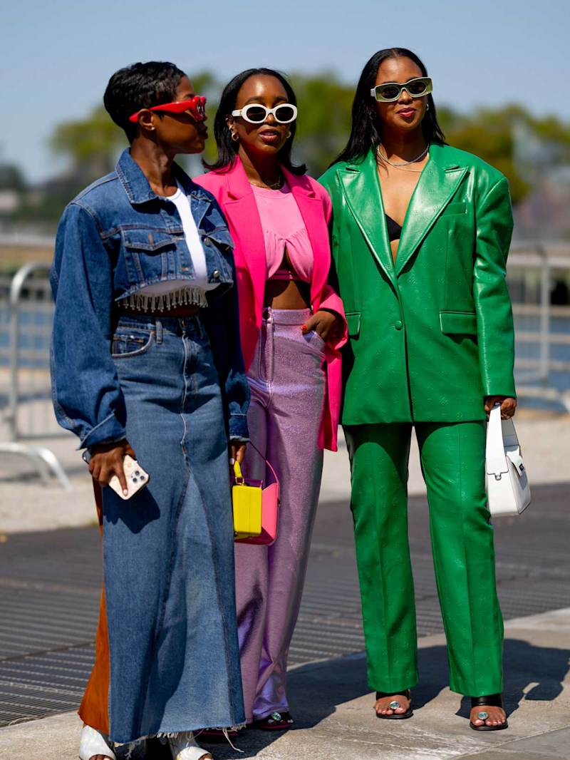 Drei Frauen in monochromen Looks in grünem Leder, Denim All-Over und einem rosa-pinken Set