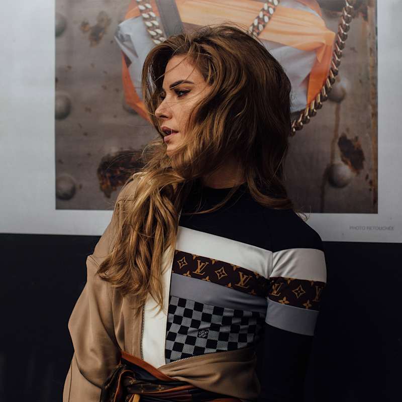 Frau trägt brünettes Haar mit honigblonden Spitzen mit Tiger-Eye-Effekt