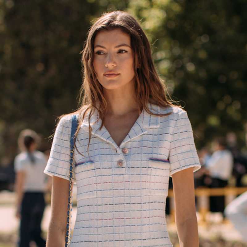 Frau mit hellbraunen, leicht gewellten Haaren und einer soften, natürlichen Balayage