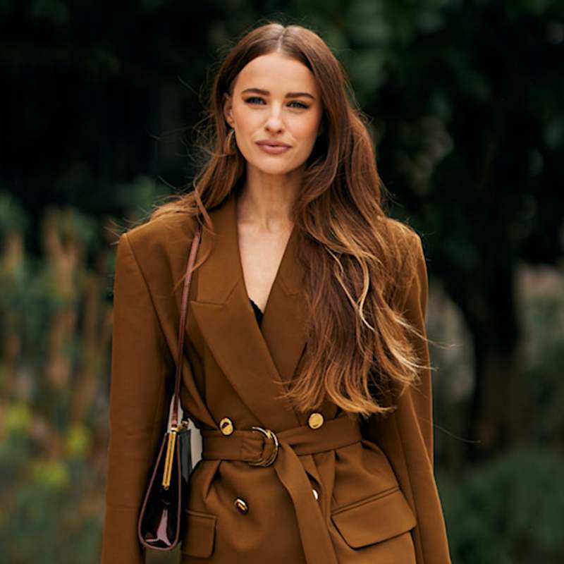 Frau mit hellbraunen Haaren und einer warmen, goldfarbenen Balayage