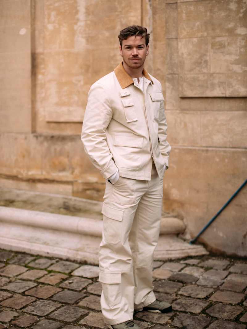 Mann trägt eine Workwear-Jacke und eine Cargohose als monochromen Look 