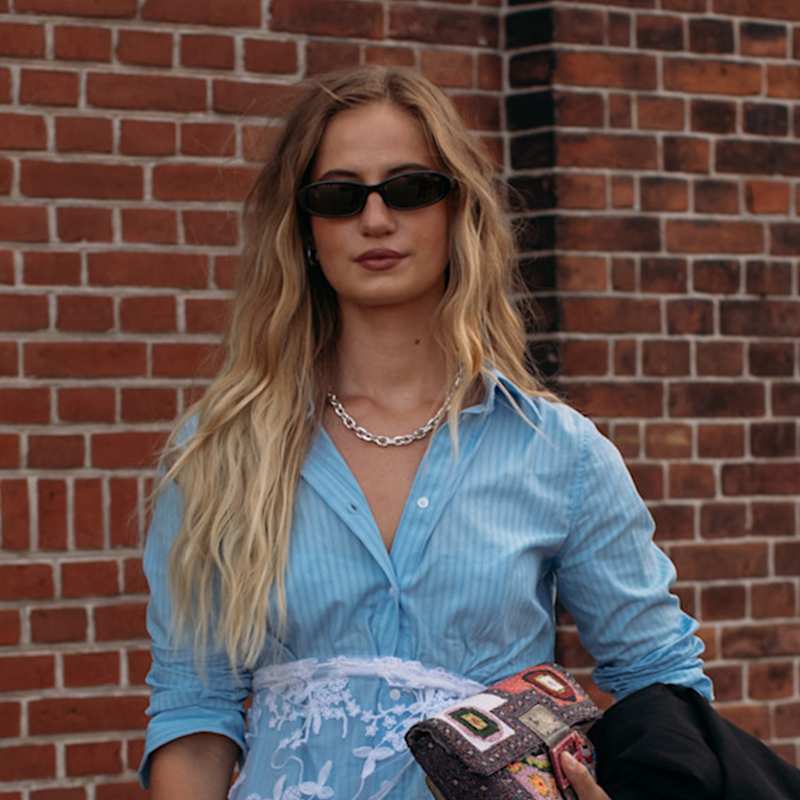 Frau mit blonder Balayage trägt ihre langen Haare mit Beach Waves