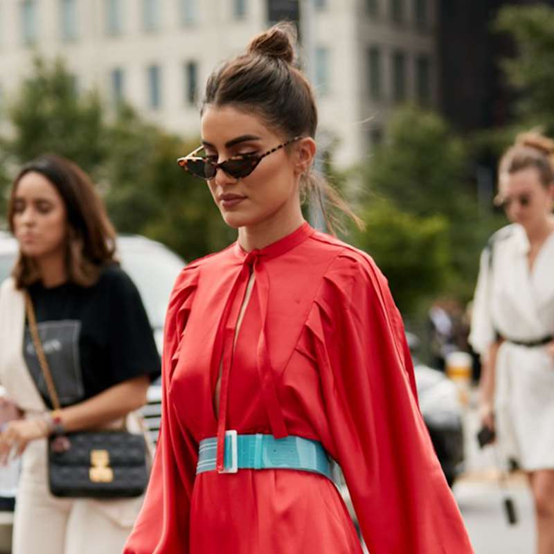 Brünette Frau trägt lockeren Dutt am Oberkopf