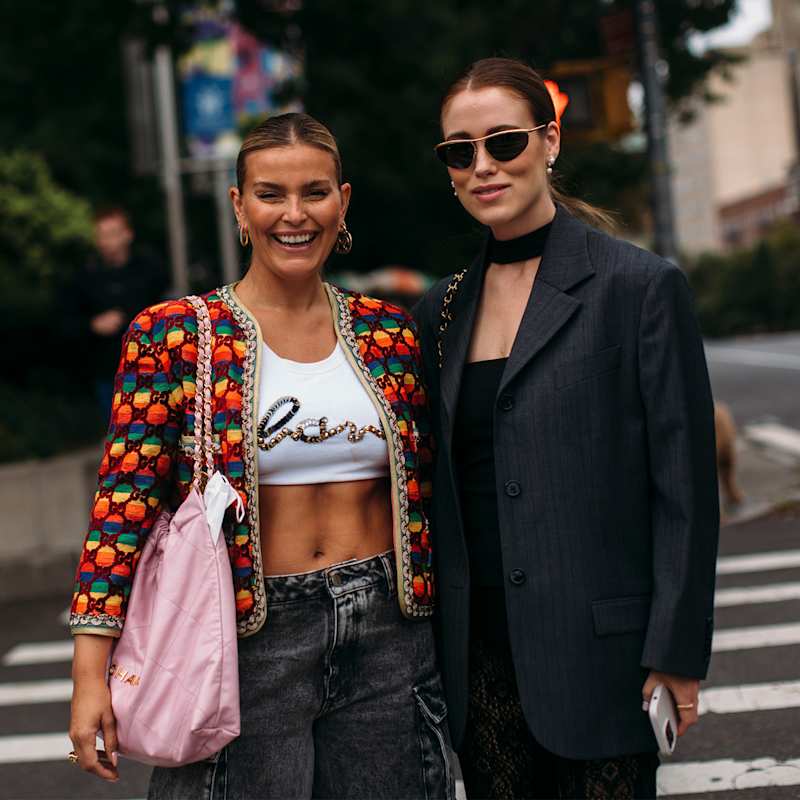Zwei Frauen tragen ihre langen Haare in sommerlichen Hochsteckfrisuren