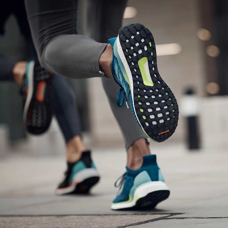 Detailaufnahme von Laufschuhen und dem Profil während eines Laufs