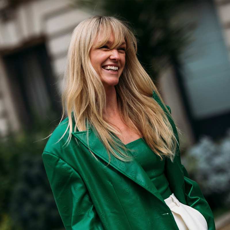 Blonde Frau mit langen Haaren und Pony