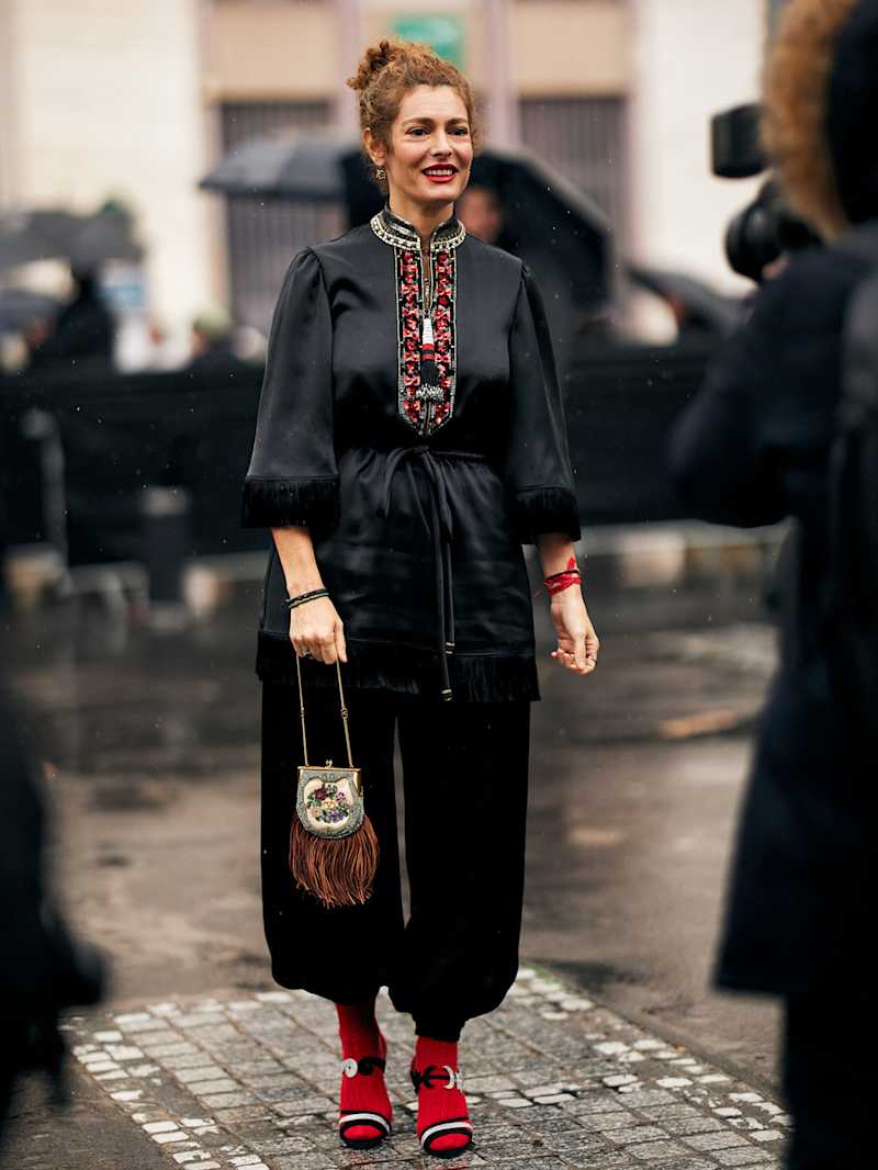 Frau trägt ein schwarzes Winter-Outfit im Bohème-Stil