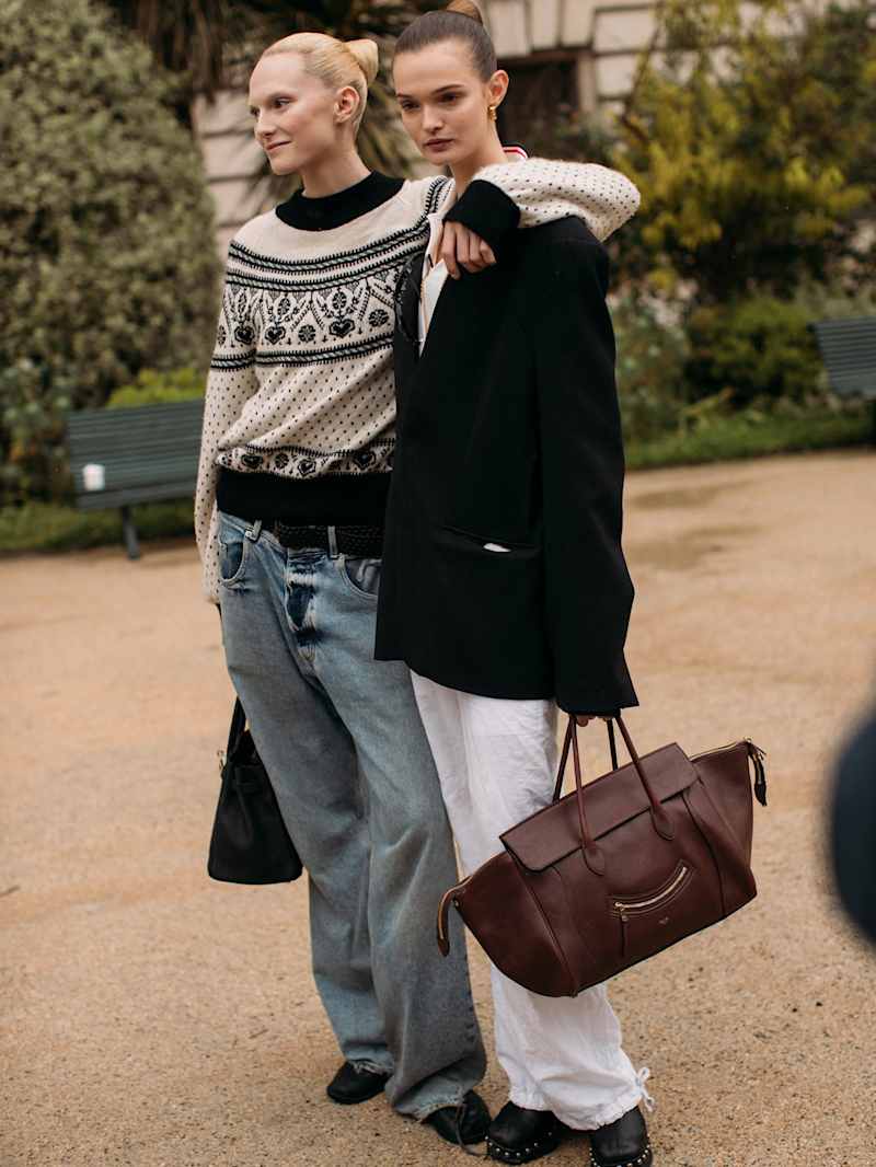 Frauen in Winter-Outfits, mit Norwegerpullover und Jeans sowie Blazer und Stoffhose