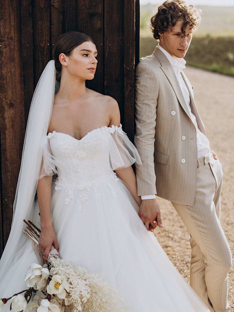 Ein Brautpaar hält Händchen