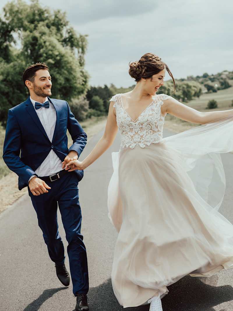 Braut halten sich an den Händen