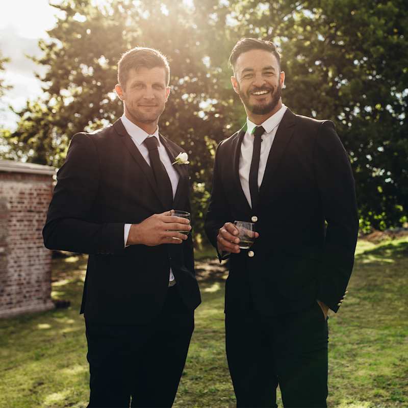 Bräutigam und Hochzeitsgast tragen Hochzeitsanzüge