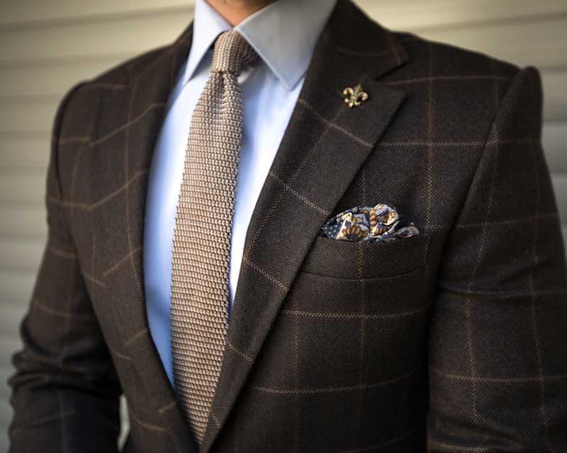 Nahaufnahme ein Mann trägt eine Krawatte zu einem karierten Sakko