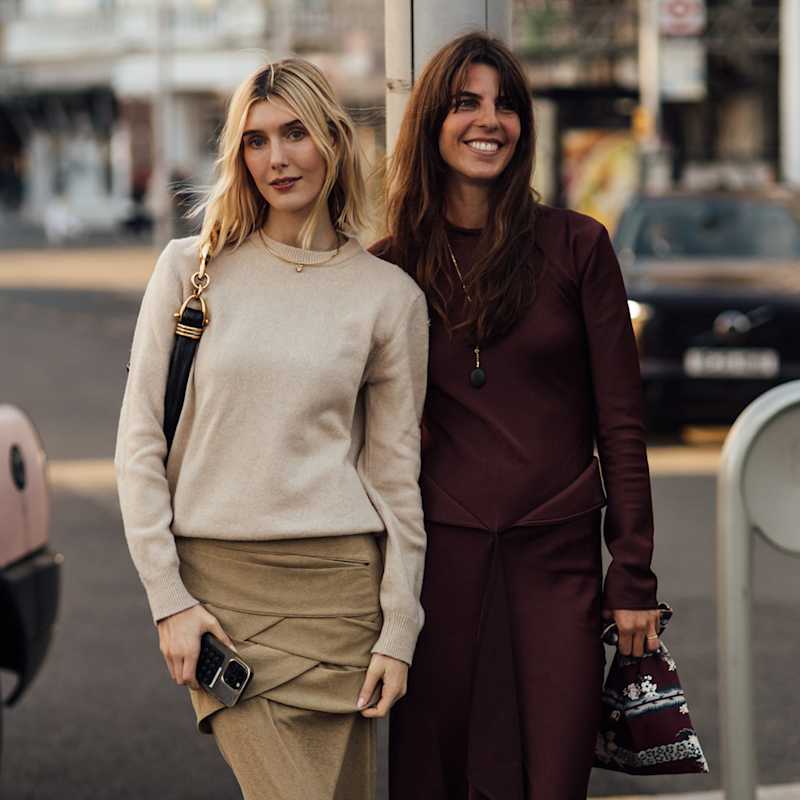 Eine blonde und eine brünette Frau tragen die aktuellen Trend-Haarfarben