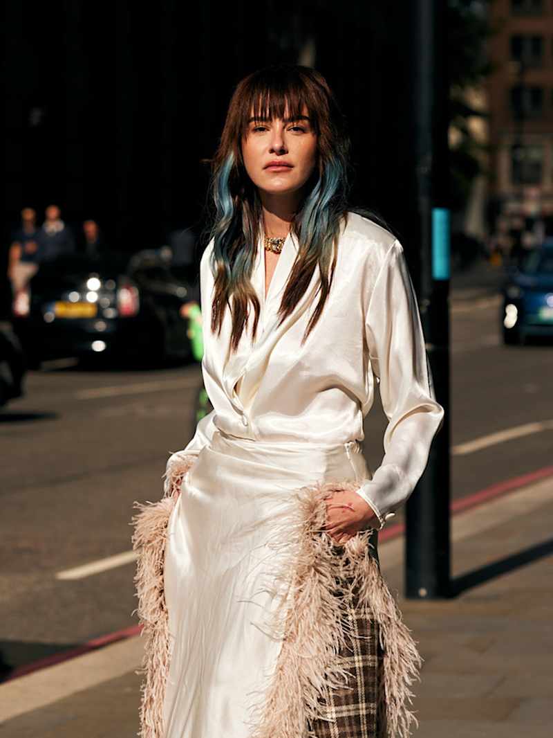 Brünette Frau trägt türkisfarbene Highlights in ihren Haaren