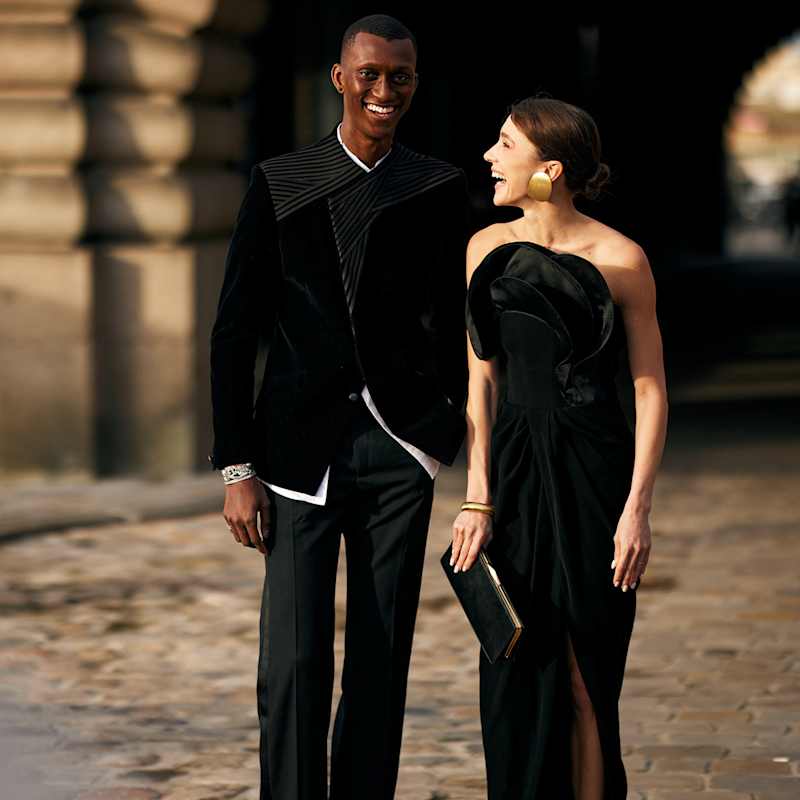 Frau und Mann tragen festliche Outfits in der Farbe Schwarz 