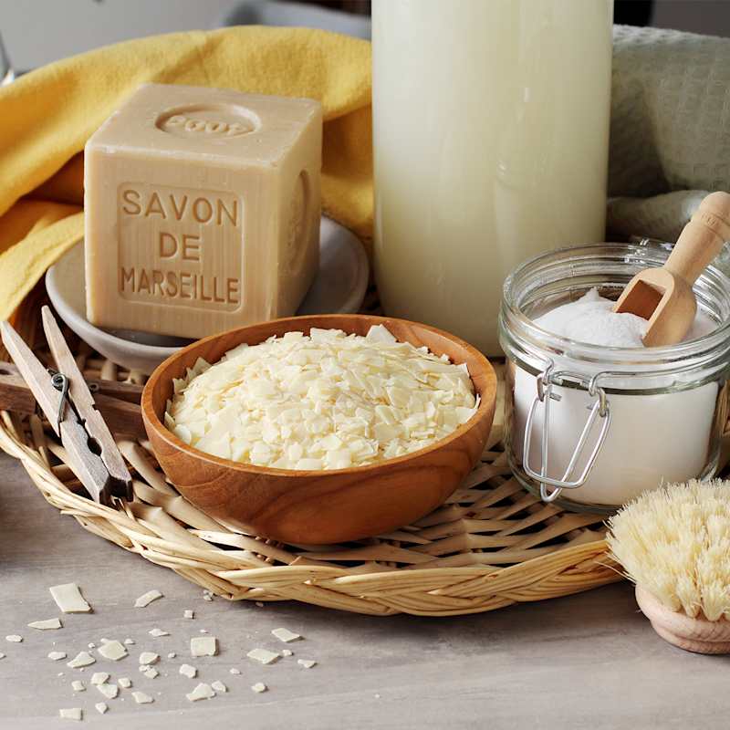 Verschiedene Kernseifen, Waschpulver und weitere Waschutensilien