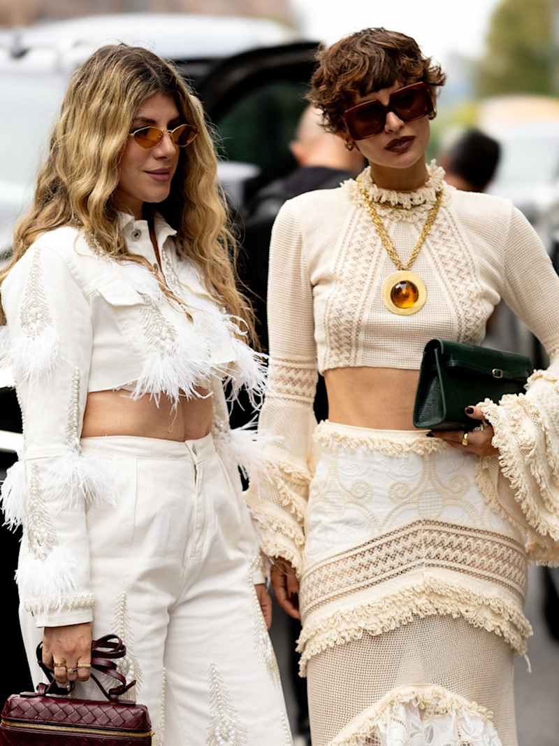 Zwei Frauen mit unterschiedlichen Haarlängen tragen Boho Waves