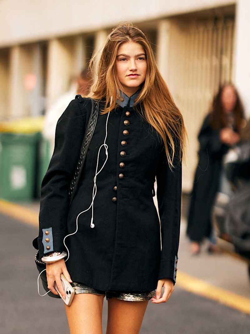 Frau trägt ihre honigblonden, langen, glatten Haare offen