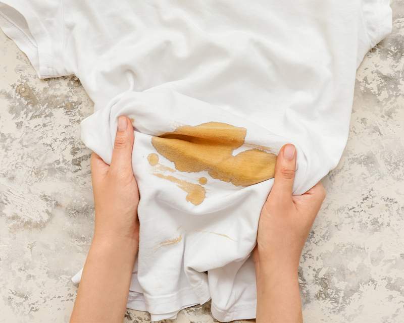 Weißes T-Shirt mit einem großen Kaffeefleck