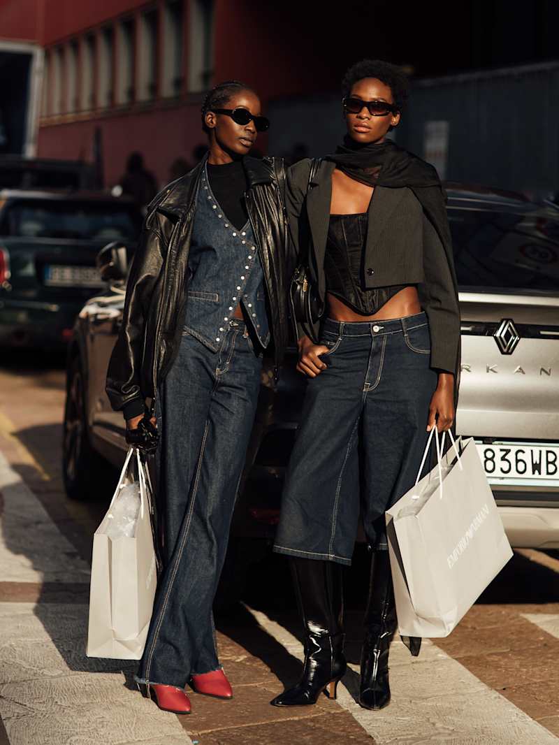 Zwei Frauen tragen Allover-Jeansoutfits