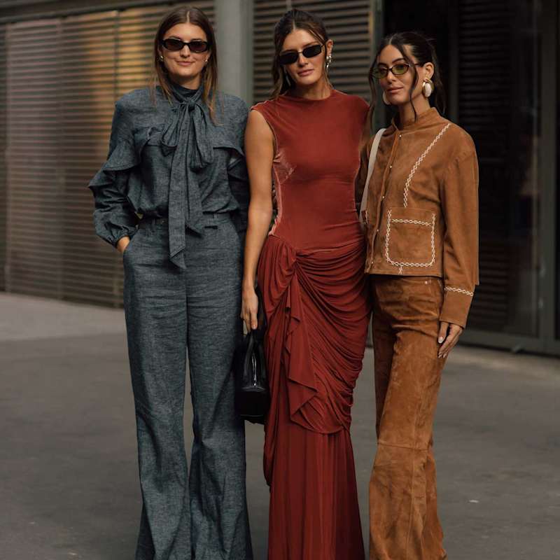 Drei Frauen tragen von All-Denim bis Burgundy-Dress aktuelle Modetrends für Damen