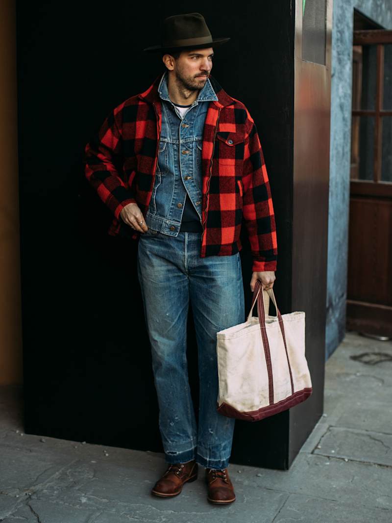 Mann trägt eine Blue Jeans zu einem grauen karierten Flanellhemd