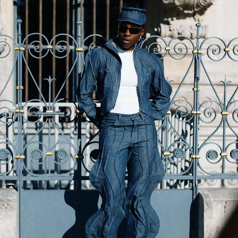 Mann trägt ein All-over-Look aus Jeans