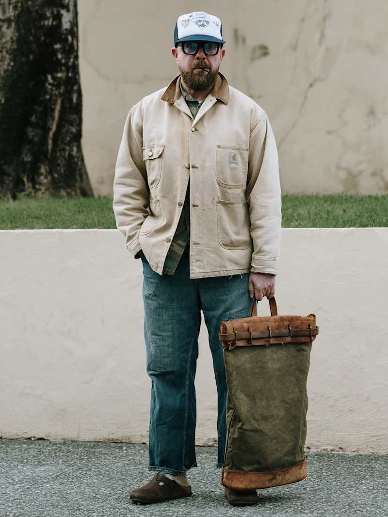 Mann trägt eine Denim Barn Jacket in Beige zu einer hellblauen Jeanshose