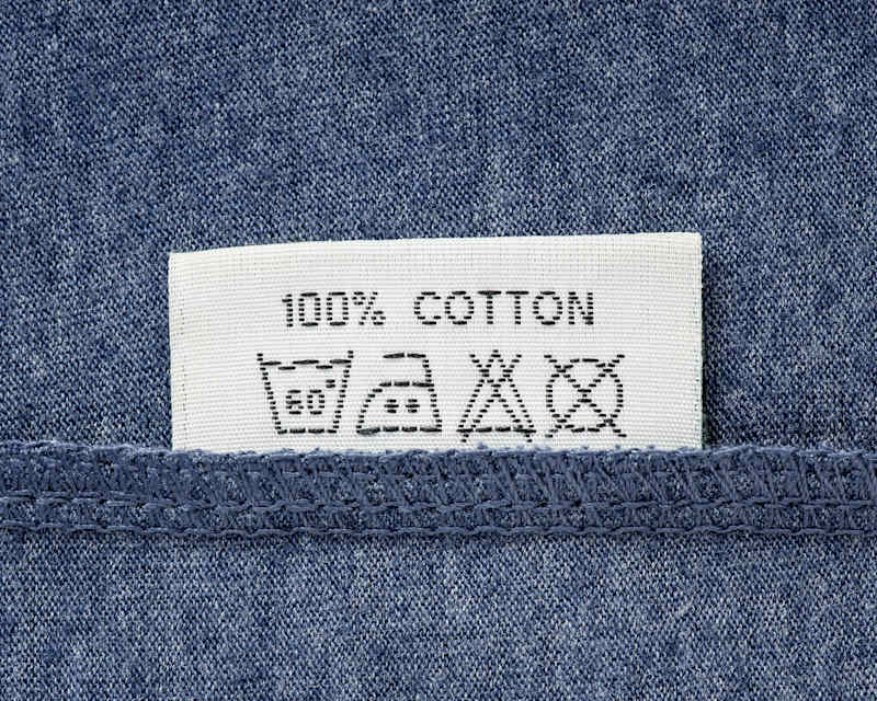 Jeanshose mit einem Etikett mit Waschsymbolen